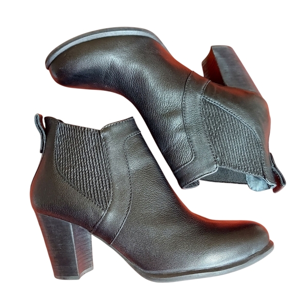 The UGG Cobie II Women’s Ankle Boots high heels Chelsea StyleExcellent Conditio - Picture 12 of 16